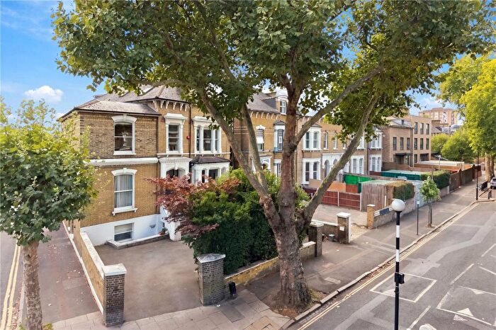 2 Bedroom Apartment For Sale In Cazenove Road, London, N16
