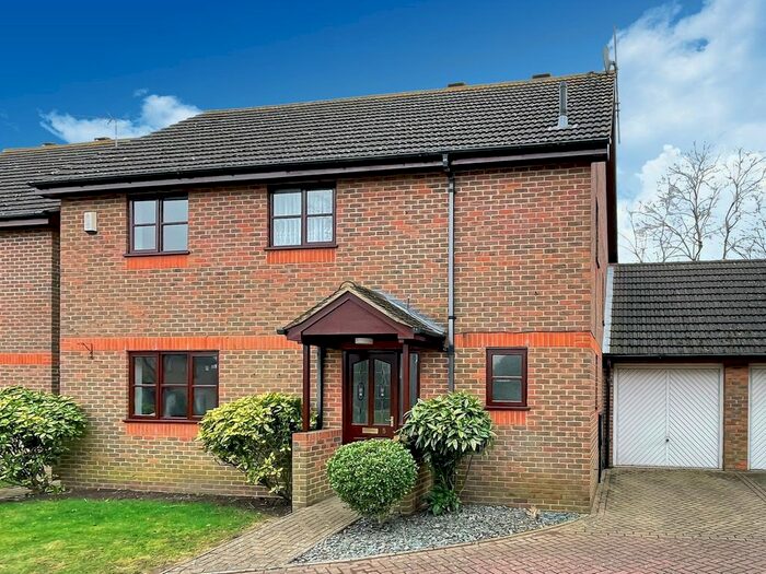 4 Bedroom Link Detached House To Rent In Pippin Close, Wellingborough, NN8