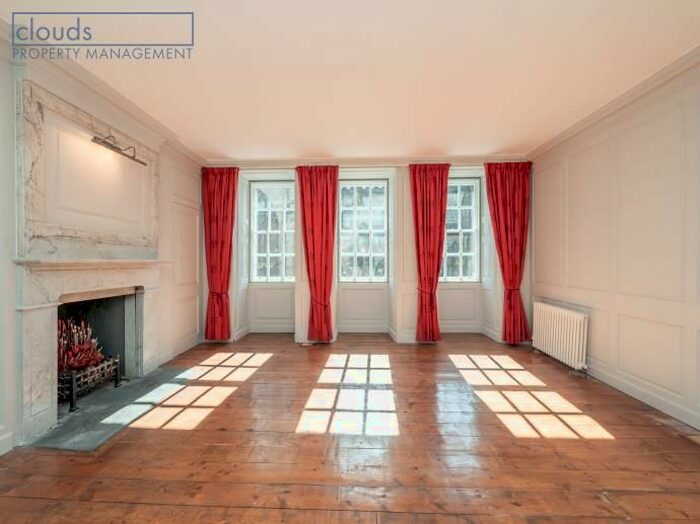 2 Bedroom Flat To Rent In High Street, Edinburgh, EH1