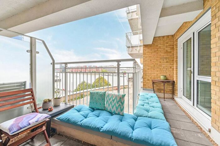2 Bedroom Flat To Rent In Lombard Road, Battersea, London, SW11