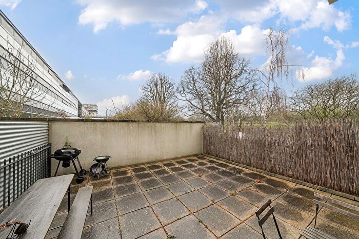 1 Bedroom Flat For Sale In Green Lane, Edgware, Greater London., HA8