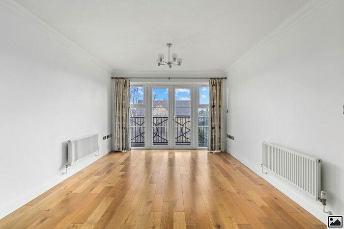 2 Bedroom Flat To Rent In Cranbourne Court, Briar Close, London N2