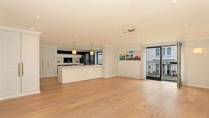 2 Bedroom Flat To Rent In Kensington Gardens Square, Bayswater, W2