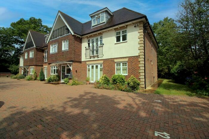 2 Bedroom Flat To Rent In Gales Drive, Crawley, RH10