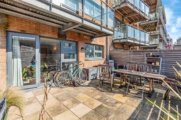1 Bedroom Apartment For Sale In Deanery Road, Bristol, BS1