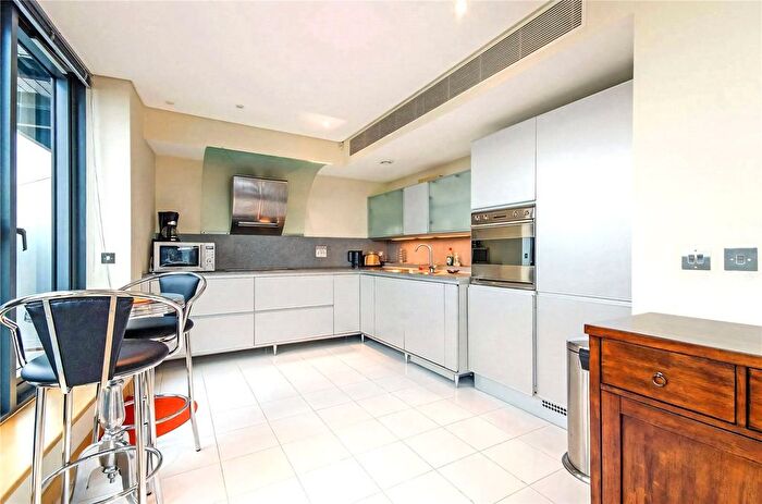 3 Bedroom Flat To Rent In Tea Trade Wharf, Shad Thames, London, SE1