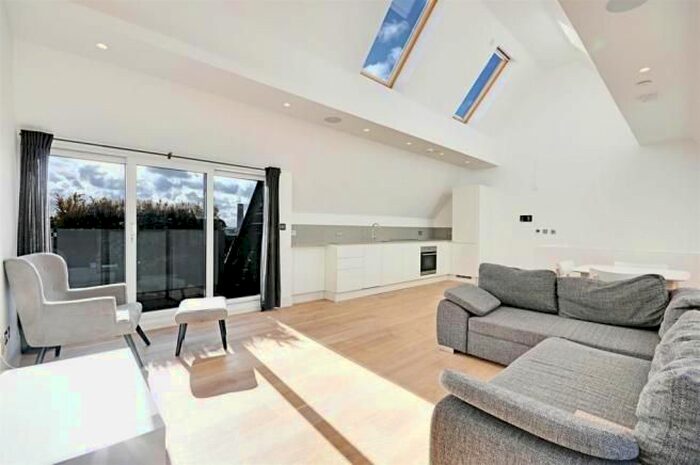 2 Bedroom Flat To Rent In Ealing Green, Ealing, W5