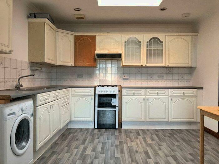 3 Bedroom Flat To Rent In Lornshill Crescent, Alloa, FK10