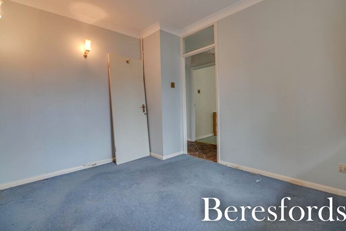 2 Bedroom Bungalow For Sale In Arnolds Close, Hutton, CM13