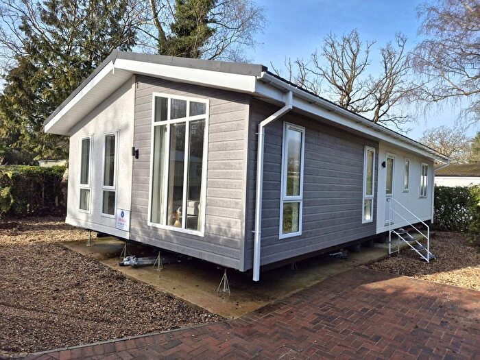 2 Bedroom Mobile/park Home For Sale In Fangrove Park, Lyne, Chertsey, KT16
