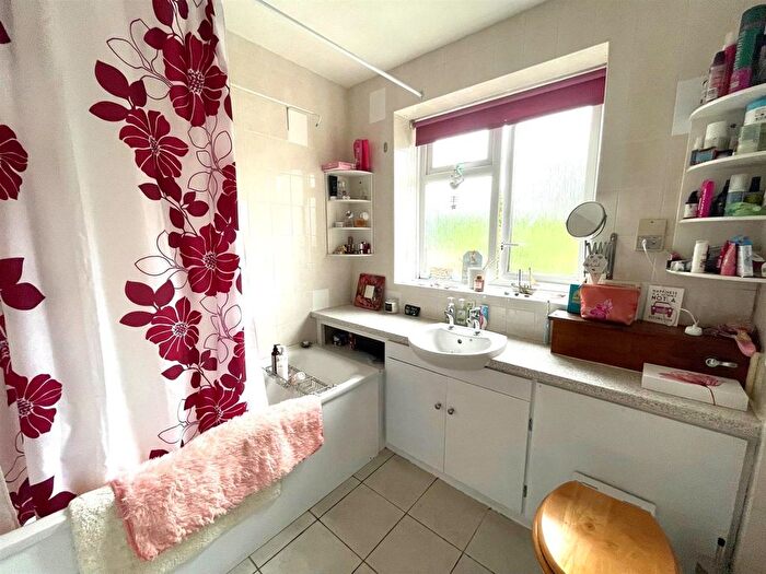 1 Bedroom Flat To Rent In Dove Park, Pinner, HA5