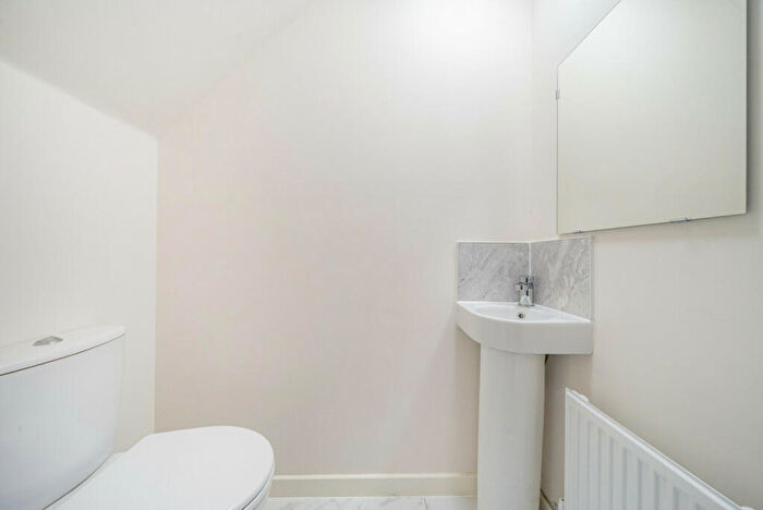 2 Bedroom Semi-Detached House For Sale In Riverside Way, Salford, M6