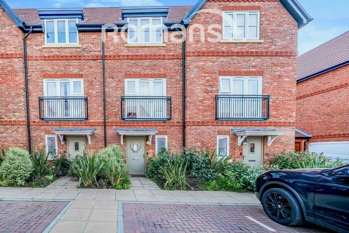 3 Bedroom Town House To Rent In Aspen Road, HP10
