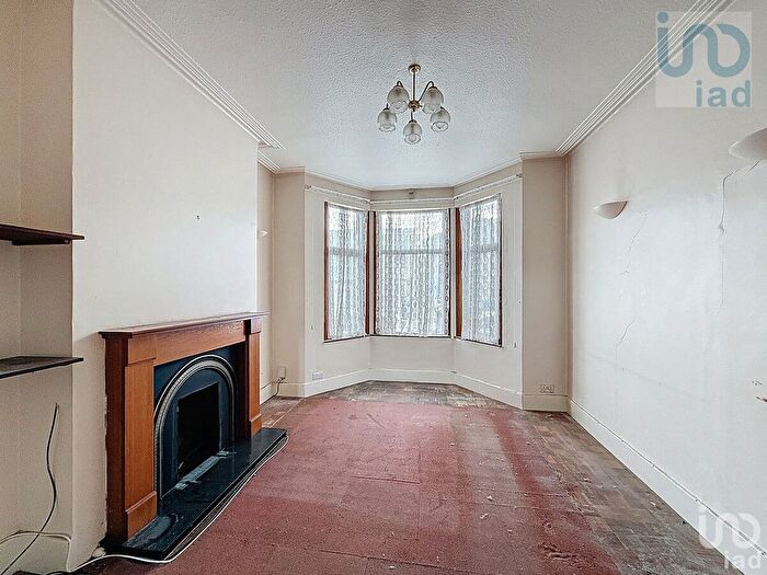 3 Bedroom Terraced House For Sale In Totteridge Road, Enfield, EN3