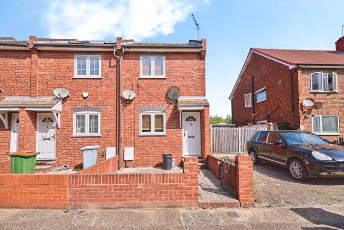 1 Bedroom End Of Terrace House For Sale In Hatfield Road, London, E15