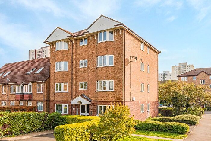 2 Bedroom Flat For Sale In Varsity Drive, Twickenham, TW1