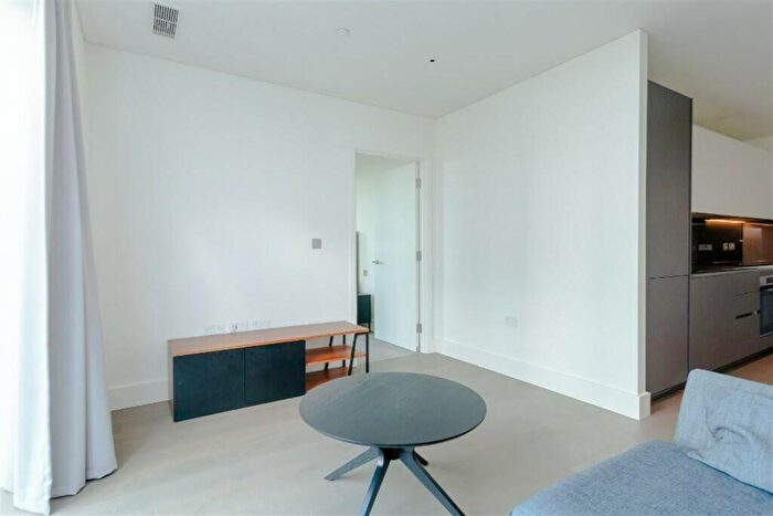 Flat To Rent In Gartons Way, SW11