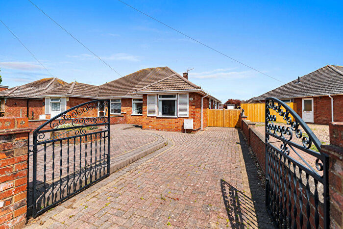 2 Bedroom Detached Bungalow For Sale In Windlesham Avenue, Grimsby, DN33