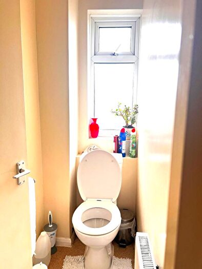 2 Bedroom Flat To Rent In Chelmer Crescent, Barking, IG11
