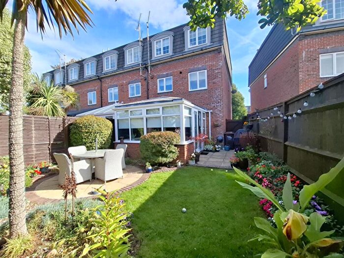 4 Bedroom End Of Terrace House For Sale In Hamilton Close, Rustington, Littlehampton, BN16