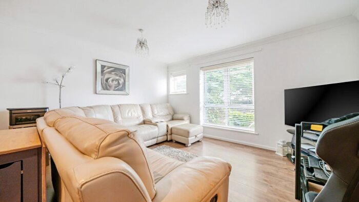 1 Bedroom Flat For Sale In Springhead Parkway, Northfleet, DA11
