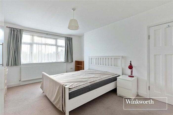 3 Bedroom End Of Terrace House For Sale In Cadogan Gardens, Finchley, London, N3