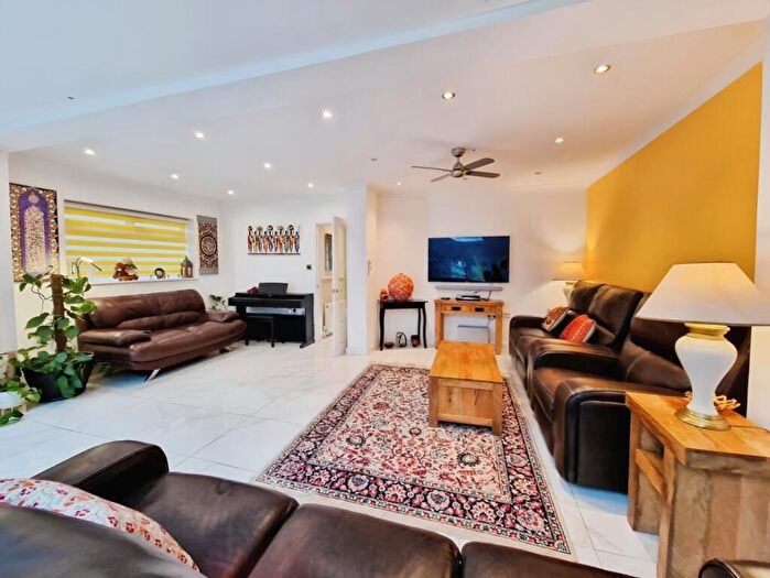 5 Bedroom Semi-Detached House To Rent In Blackfen Road, Sidcup, DA15