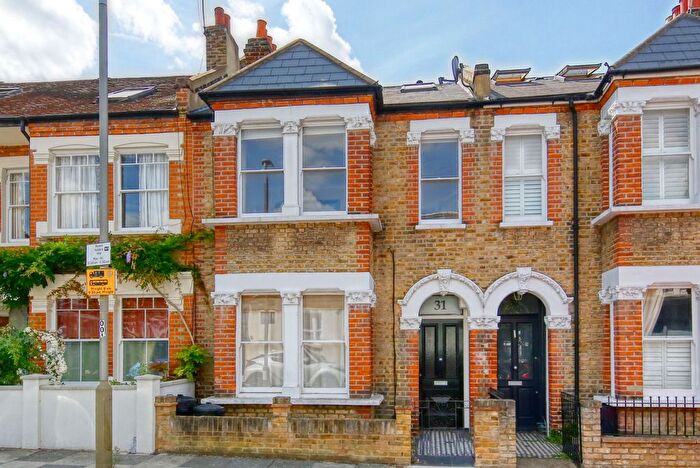 3 Bedroom Flat To Rent In Galesbury Road, London, SW18