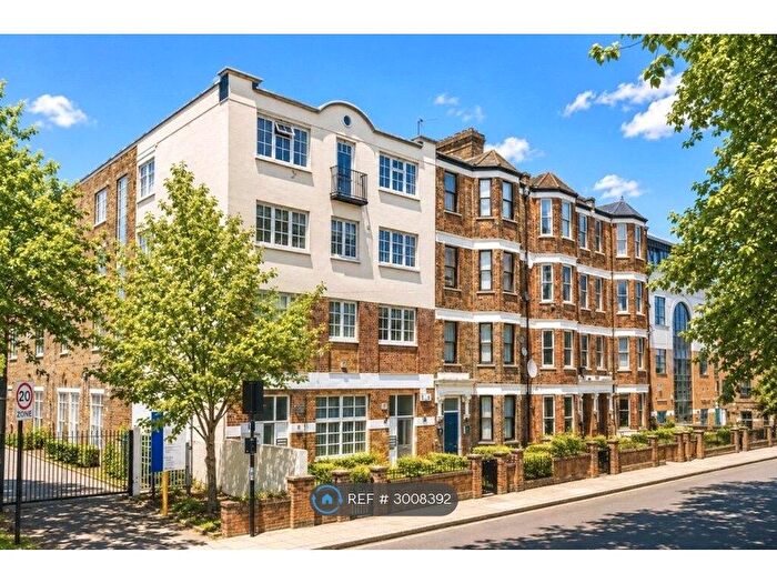 3 Bedroom Flat To Rent In Brixton, London, SW9