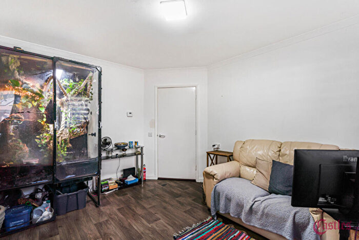 1 Bedroom Flat For Sale In Semley Gate, London, E9 - Photo 3