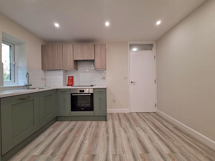2 Bedroom Flat To Rent In Buffers Lane, Leatherhead, KT22