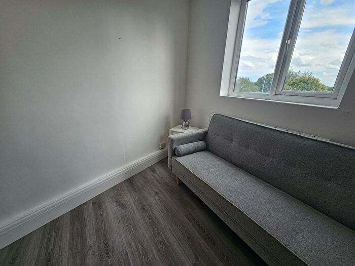 3 Bedroom Flat To Rent In Moor Grange View, Leeds, LS16