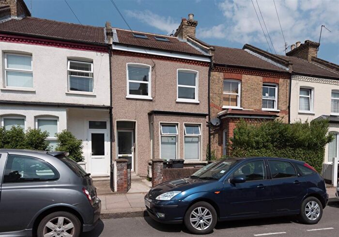 2 Bedroom Flat For Sale In Queens Road, London, N11