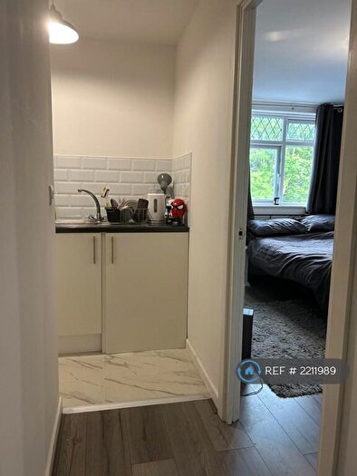 Studio To Rent In Cobham, London, NW9