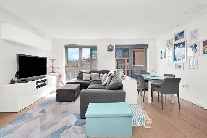 2 Bedroom Flat For Sale In Chatfield Road, Cotton Row, SW11