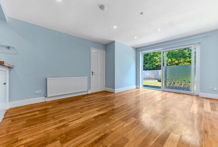 3 Bedroom Flat To Rent In Stanton Road, Raynes Park, SW20
