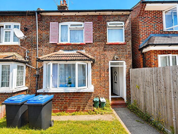 2 Bedroom End Of Terrace House For Sale In Kerry Terrace, GU21
