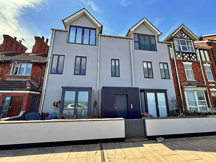 1 Bedroom Flat For Sale In Kingsway, Cleethorpes, N.E. Lincs, DN35