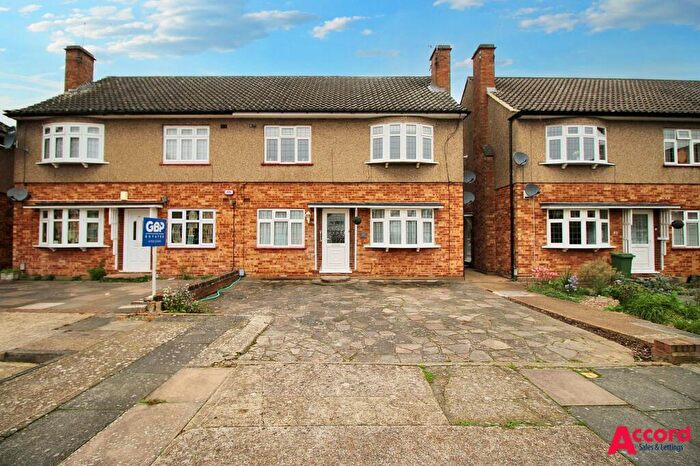 2 Bedroom Maisonette To Rent In Chalforde Gardens, Romford, RM2