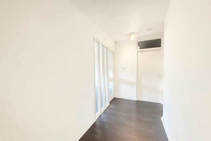 2 Bedroom Flat To Rent In South Lane, New Malden, KT3