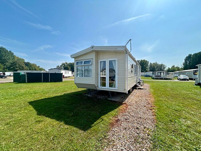 2 Bedroom Mobile/park Home For Sale In Essex Road, Hoddesdon, EN11