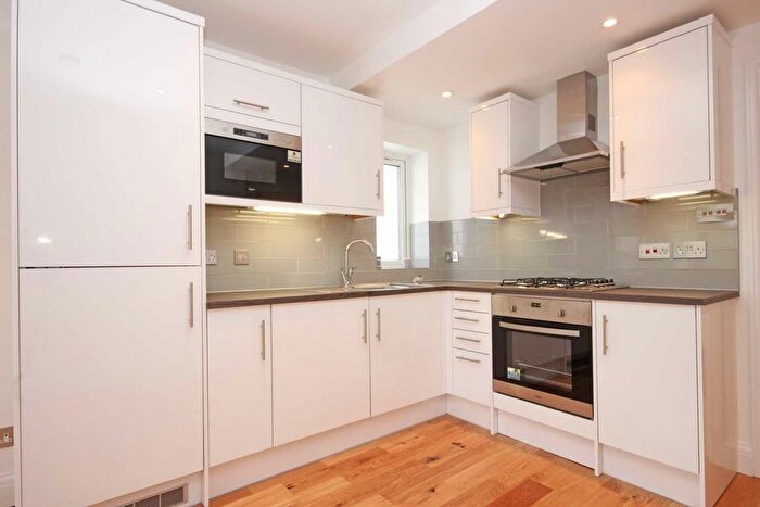 2 Bedroom Flat To Rent In Crescent Way, London, SW16