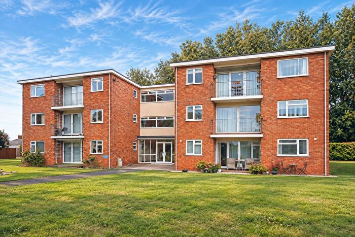 2 Bedroom Flat For Sale In Windsor Close, Taunton, TA1