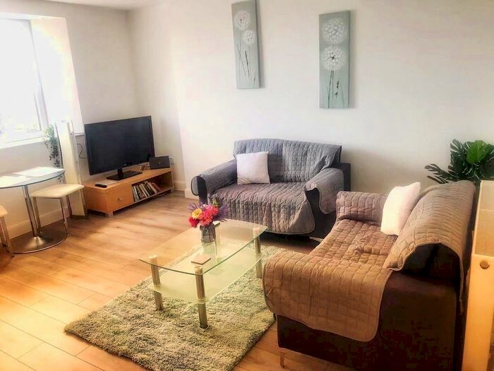 2 Bedroom Flat To Rent In Fl, Walter Road, Swansea, SA1