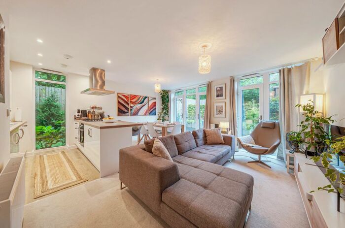 2 Bedroom Flat For Sale In Rye Common Lane, Crondall, Farnham, Hampshire, GU10