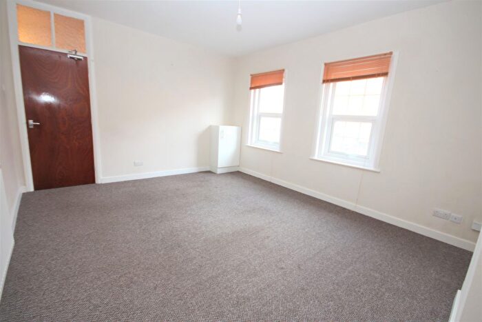 1 Bedroom Flat To Rent In Holdenhurst Road, Bournemouth, BH8