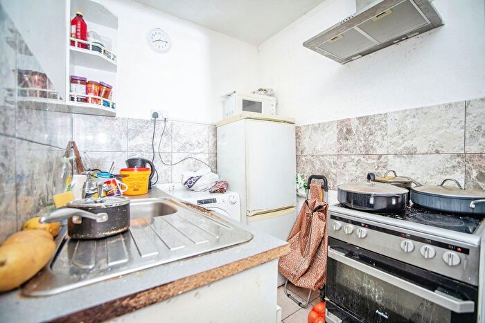 3 Bedroom Terraced House For Sale In Luton Road, Chatham, ME4