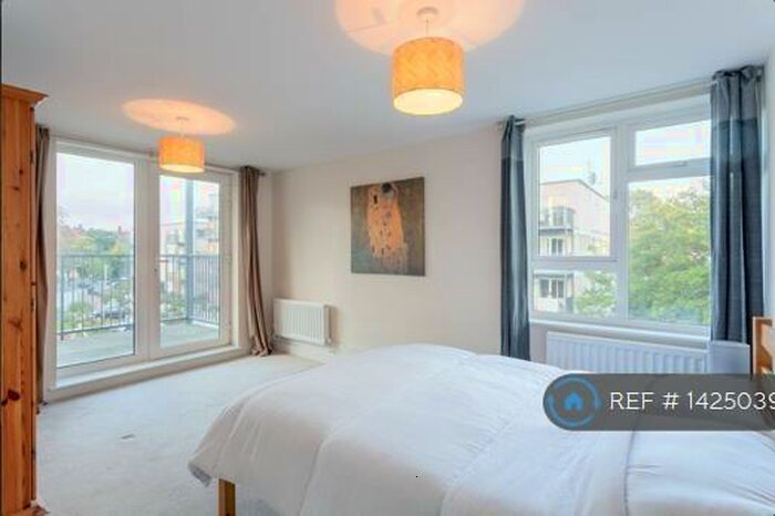 3 Bedroom Flat To Rent In Limerick Close, London, SW12