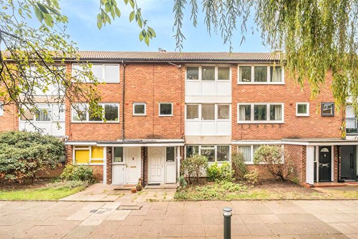 2 Bedroom Maisonette For Sale In Courtlands Avenue, Lee, SE12