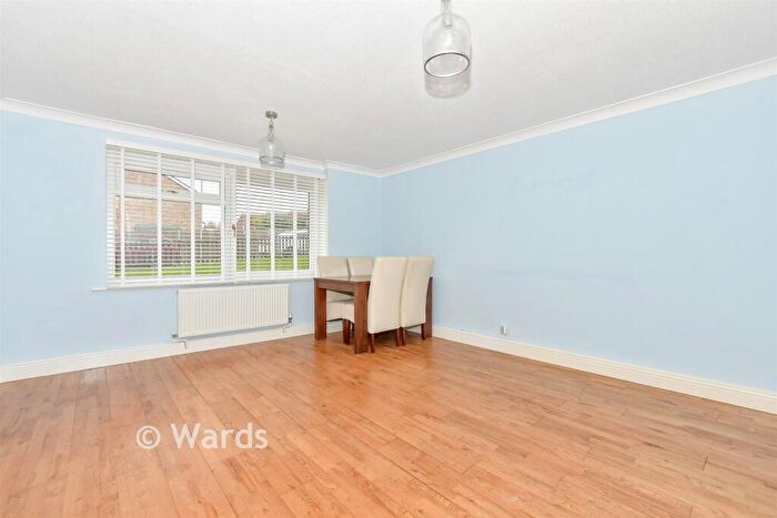 2 Bedroom Flat For Sale In Bingley Close, Snodland, Kent, ME6